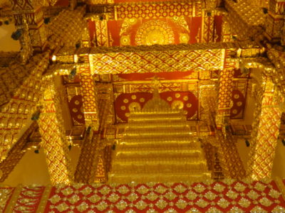 寺院の天井