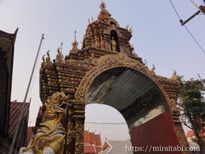 寺院の門