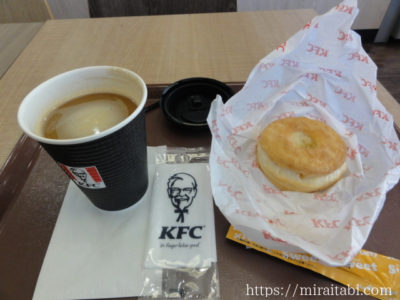 KFCのリッチコーヒーとビスケット