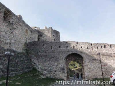 ベラティ城の入口